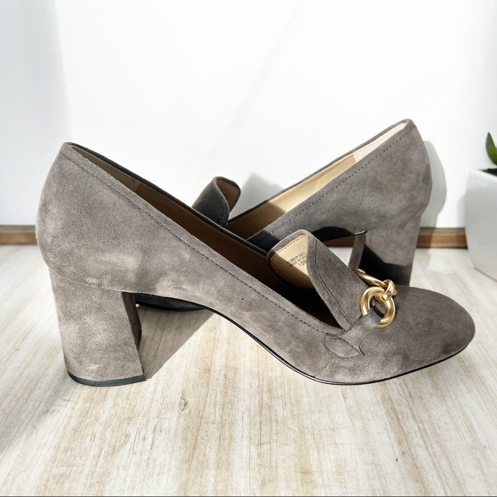 ✖️SOLD✖️•ANN TAYLOR• Gray Suede Cordelia Pumps w/Chain Detail - Picture 6 of 13